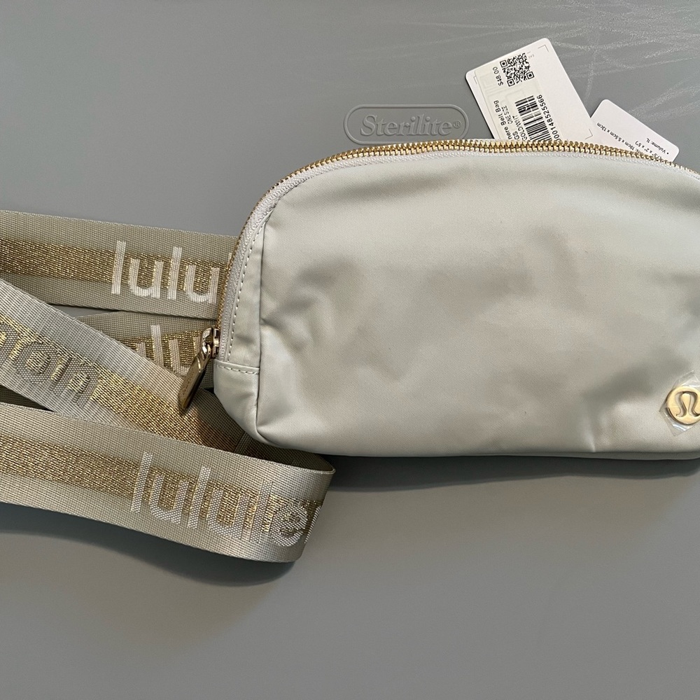 Lululemon Everywhere Belt Bag Vapor/Gold/White 1L